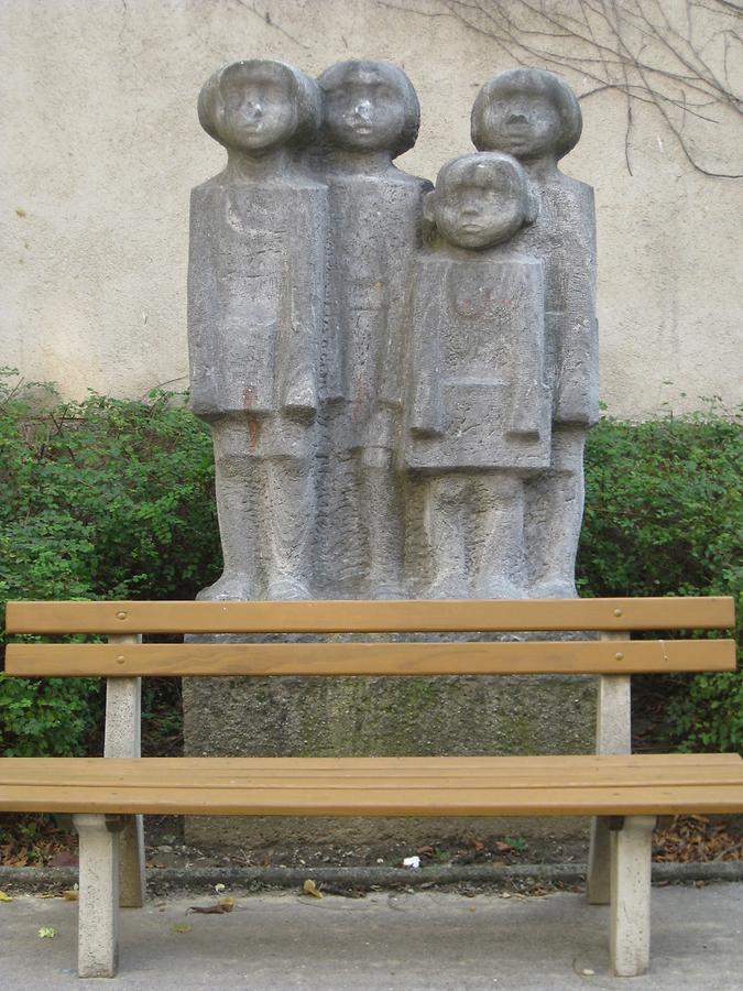 Natursteinplastik 'Vier Kinder' von Hans Grützbauch 1965