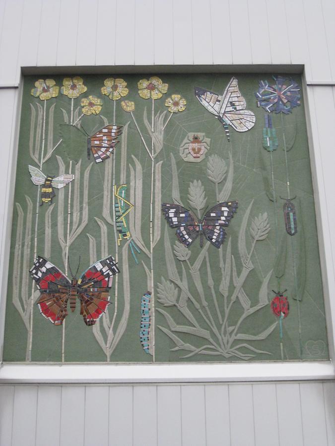 Sgraffito mit Mosaiken 'Wiesenblumen und Schmetterlinge' von Rudolf Mayrhuber 1957
