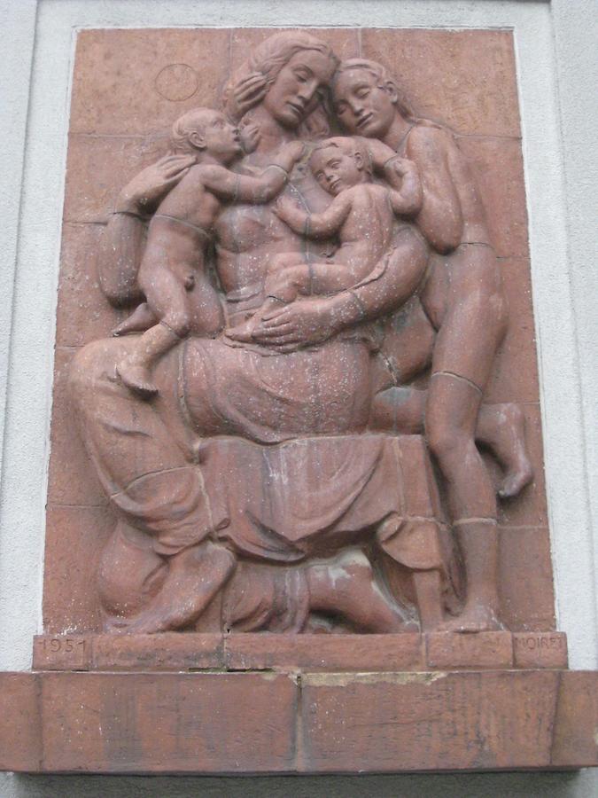 Keramikrelief 'Mutter mit Kindern' von Edmund Moiret 1936