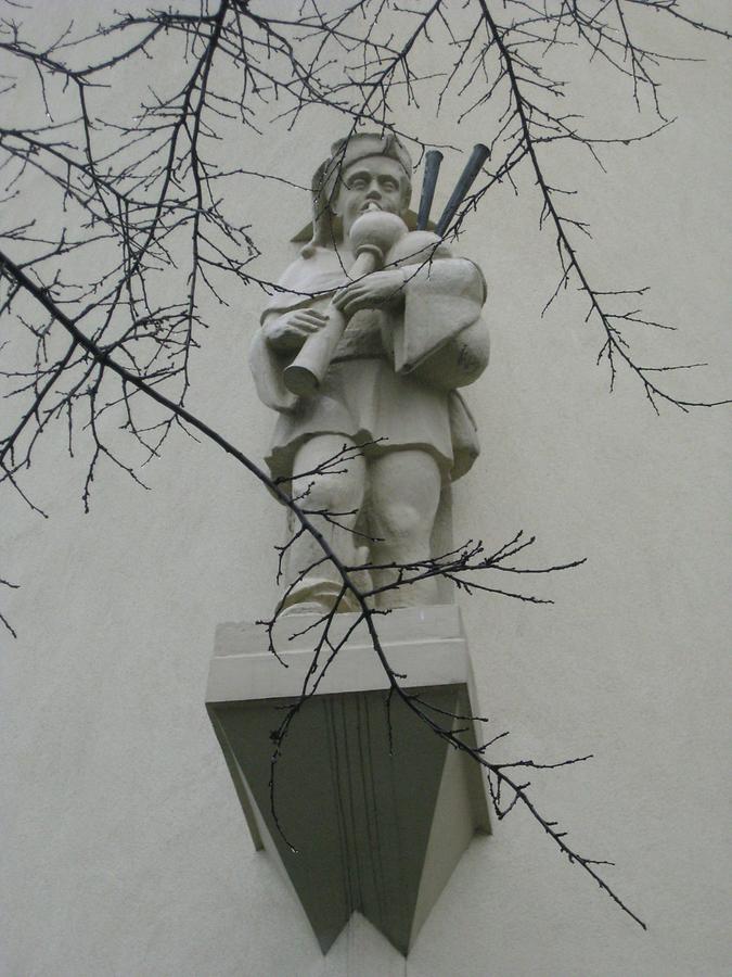 Plastik 'Dudelsackpfeifer' von Theodor Igler 1954