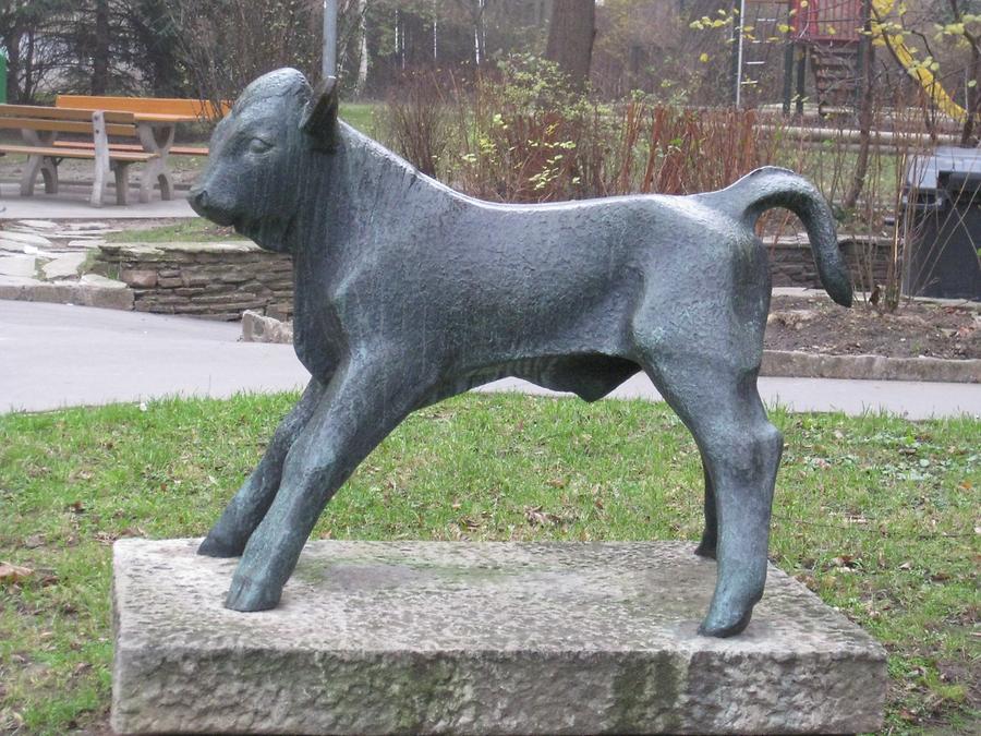 Bronzeplastik 'Kalb' von Gabriele Waldert 1958 Bronzeplastik 'Kalb' von Gabriele Waldert 1958
