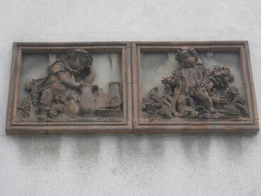 Terrakotta-Reliefs 'Kind und Tiere' von Michael Powolny 1953