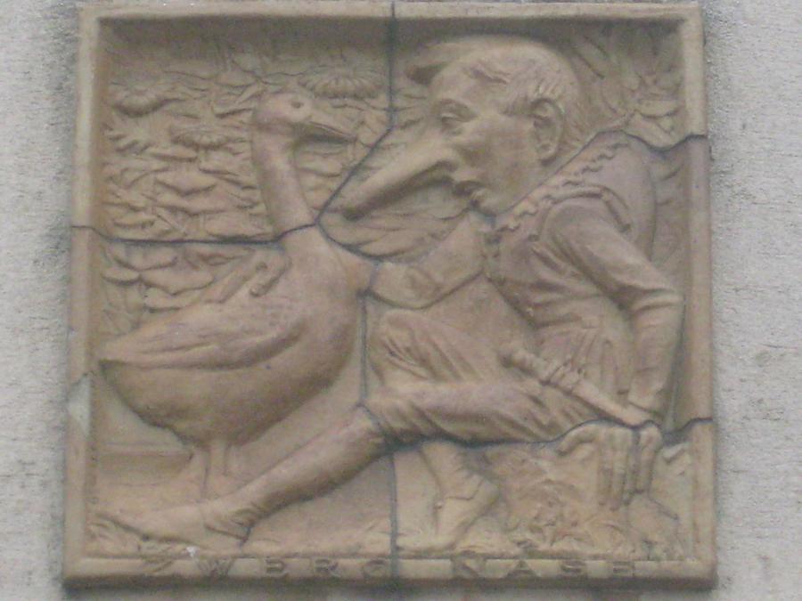 Terrakotta-Relief 'Zwerg Nase' 1933