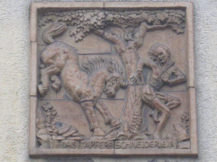 Terrakotta-Relief 'Das tapfere Schneiderlein' 1933