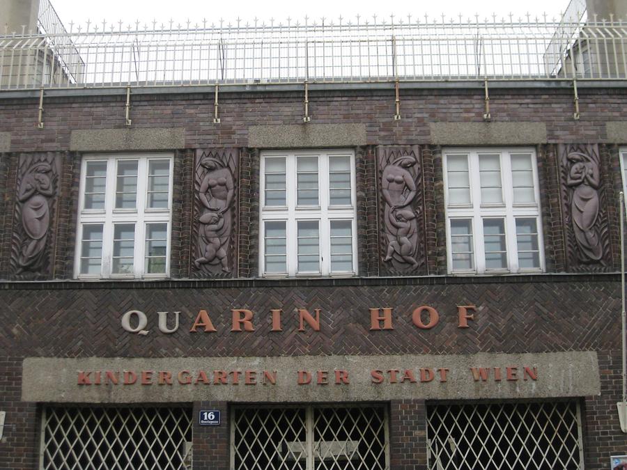 Frauengestalten über dem Hoftor von Ferdinand Opitz 1925 Frauengestalten über dem Hoftor von Ferdinand Opitz 1925