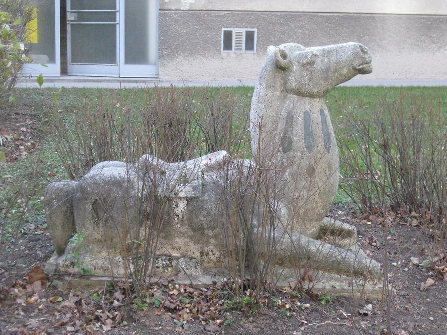 Plastik 'Hockendes Zirkuspferd' von Otto Eder 1964