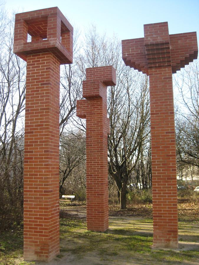 Skulptur 'Drei Stelen mit verschiedenen Kopfteilen' von Manfred Wakolbinger 1989