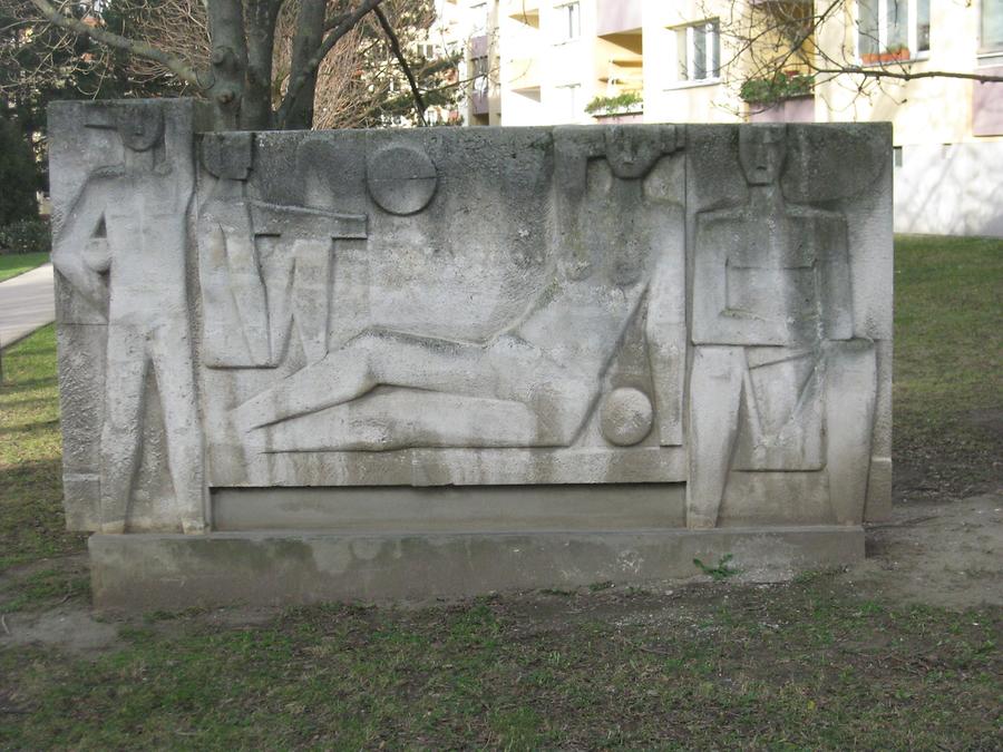 Steinrelief 'Freizeit' von Gottfried Buchberger 1971