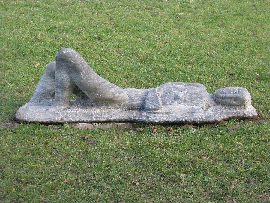 Steinskulptur 'Liegende' von Alfred Kurz 1974