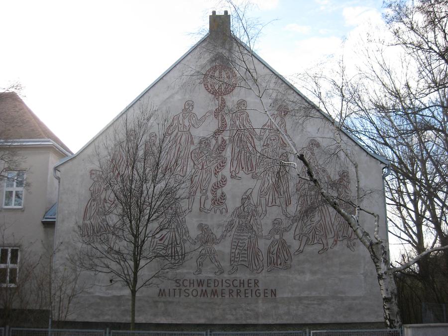 Sgraffito 'Schwedischer Mittsommerreigen' von Leopold Schmid 1951