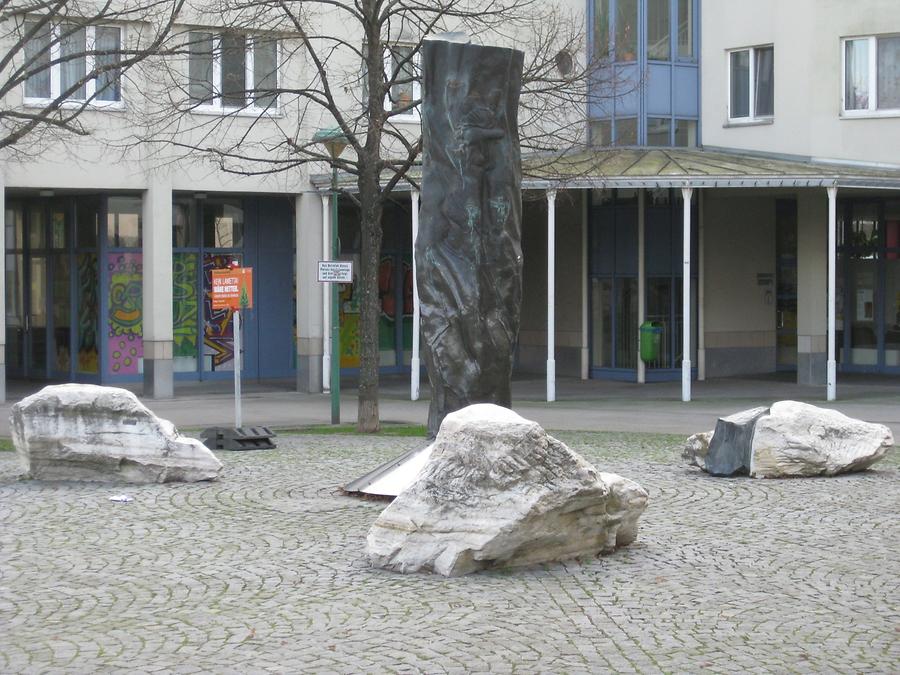 Metallskulptur 'Stele mit 3 Findlingen' von German Pizzinini 1988