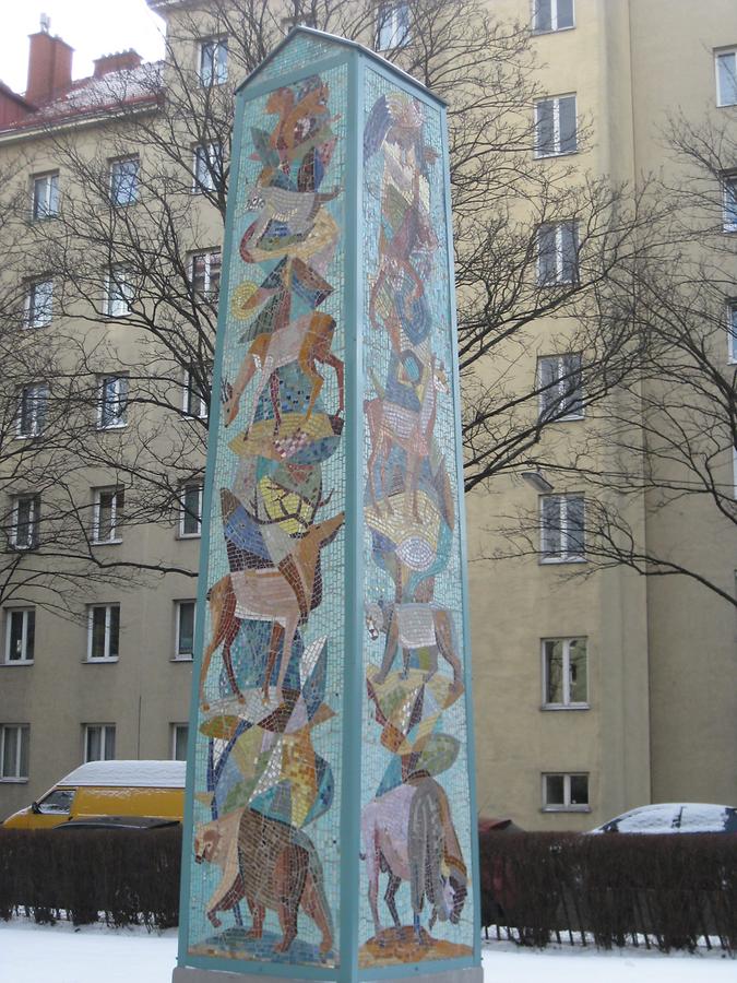 Obelisk mit Tierdarstellungen von Herbert Potuznik 1956