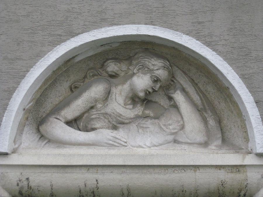 Natursteinrelief 'Mutter mit Kind' von Josef Riedl