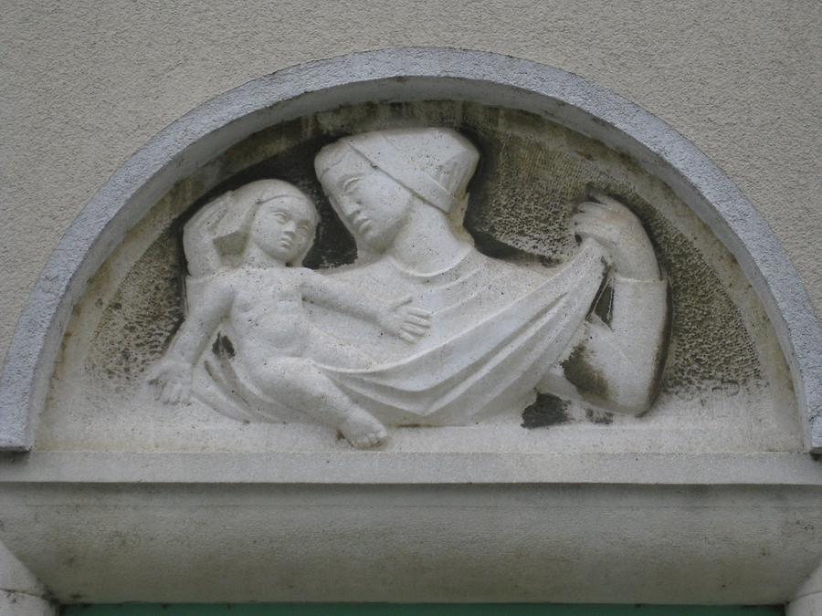 Natursteinrelief 'Kindergärtnerin' von Emilie Hausmann-Rada