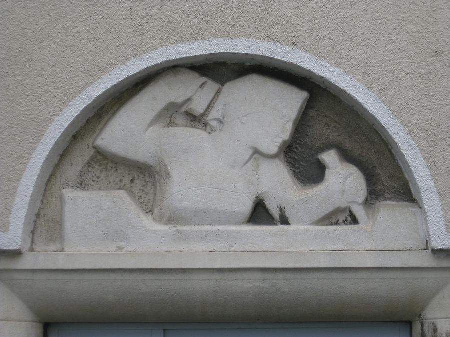 Natursteinrelief 'Bildhauerin' von Gabriele Waldert