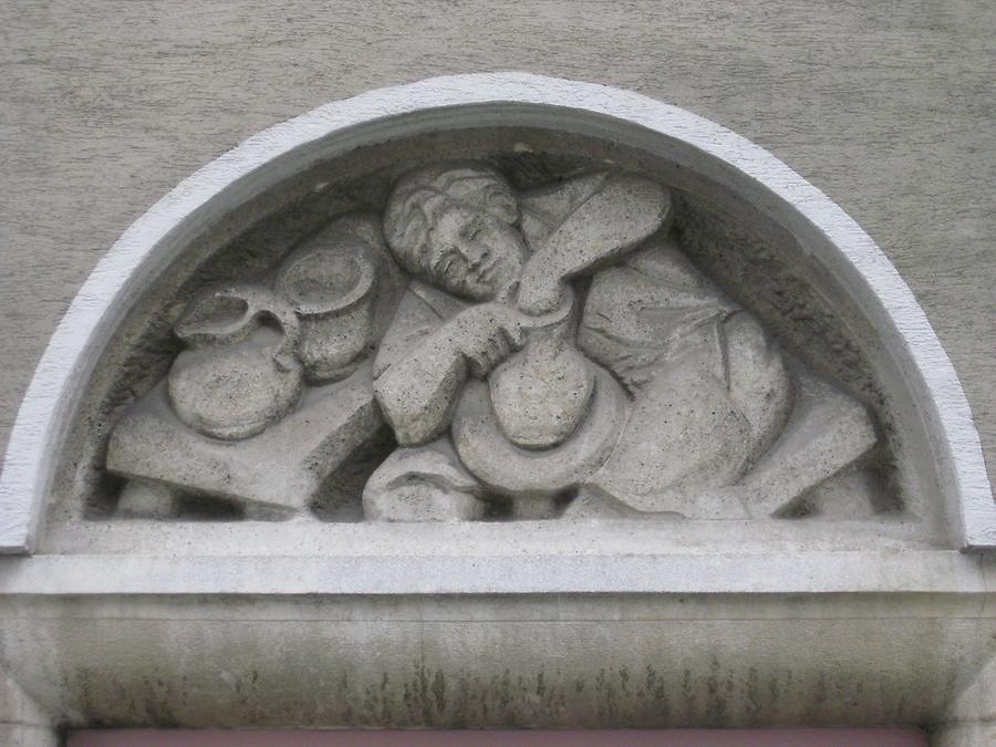 Natursteinrelief 'Töpfer' von Elisabeth Ziska