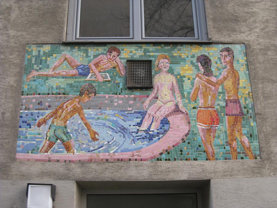 Mosaik 'Szene im Bad' als Türsupraporte 1966