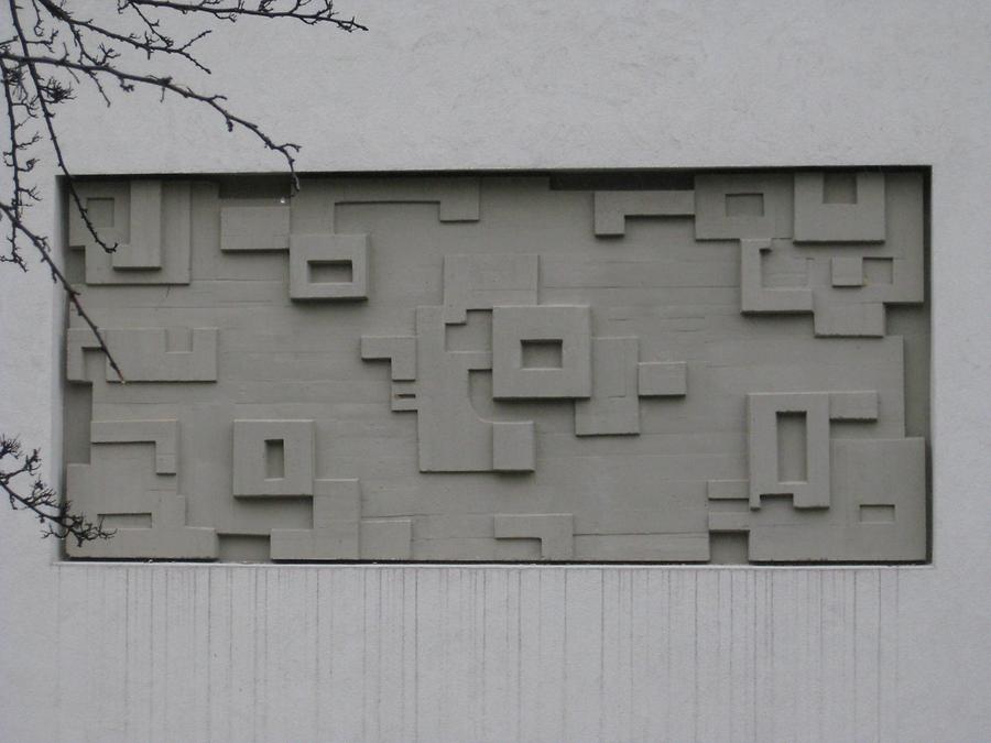 Wandplastik 'Abstrakte Komposition' (links) von Willi Burger