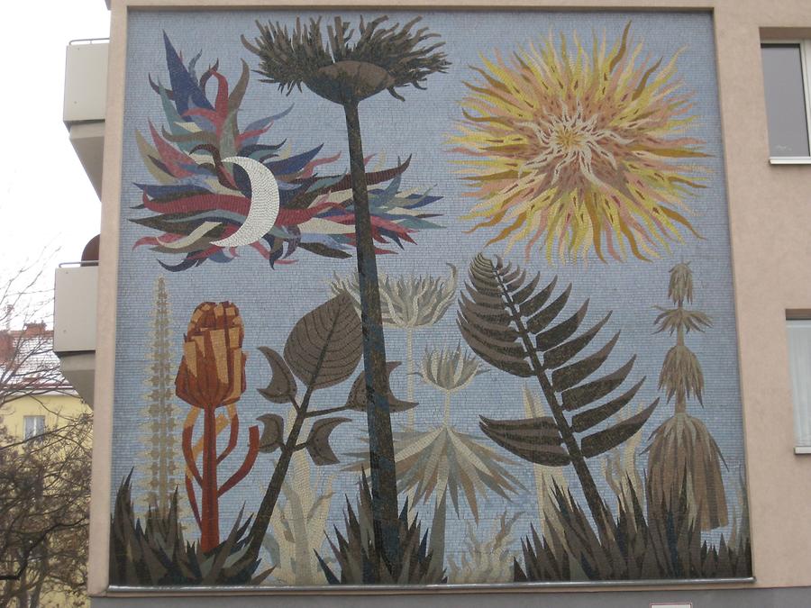 Wandmosaik 'Pflanzen und Gestirne' von Wolfgang Hutter 1958