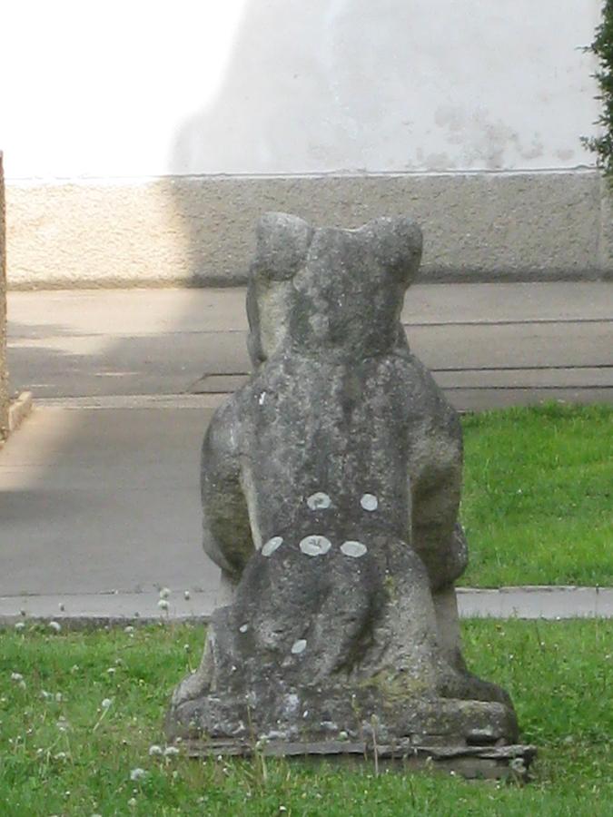 Natursteinplastik 'Spielende Löwen' 1961