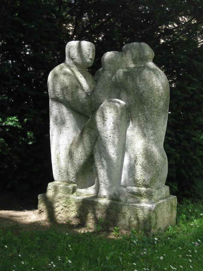 Natursteinplastik 'Familie' von Hannes Haslecker 1963