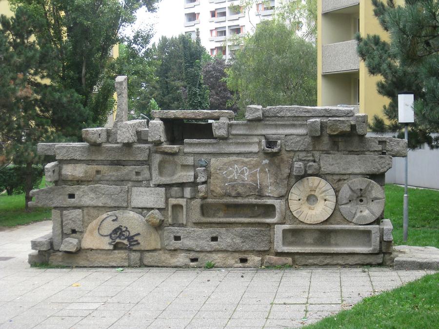 Natursteinskulptur 'Kyklopenmauerwerk' von Arnulf Neuwirth 1972