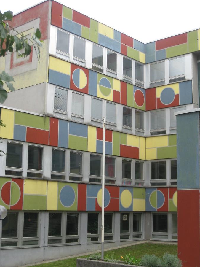 Fassade 'Abstraktion' von Peter Holowka 1973