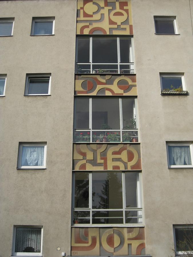 Abstrakt-dekoratives Sgraffito von Ernst Höffinger 1968