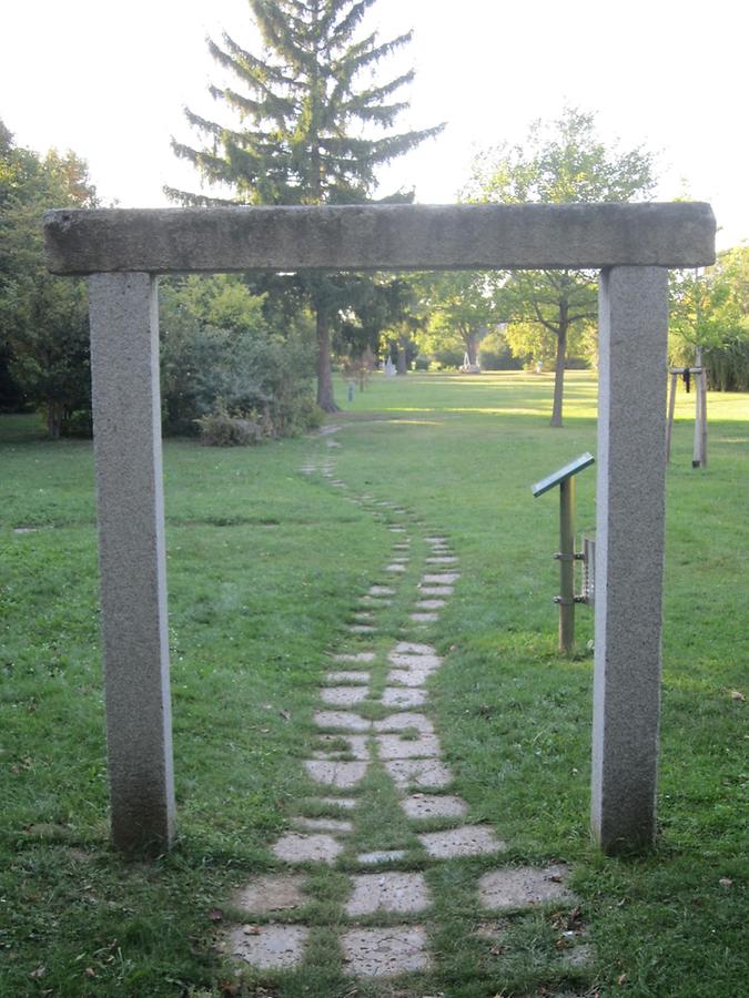 Park der Ruhe und Kraft, Eingangstor jap. Torii