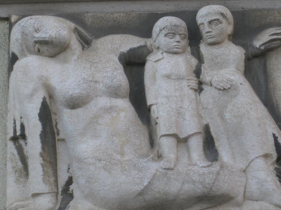 Natursteinrelief-Supraporte 'Mutter und Kinder' von Adolf Treberer von Treberspurg 1953