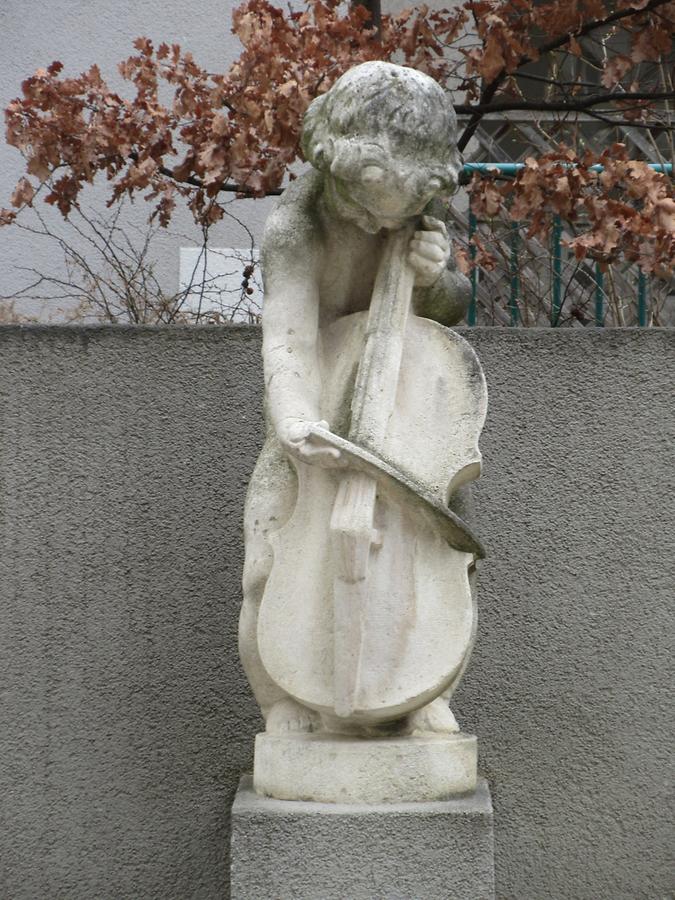 Putto mit Cello von Josef Riedl 1925