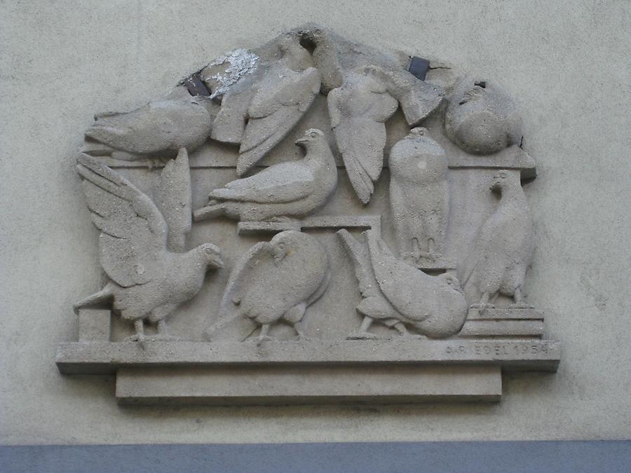 Relief als Torsupraporte 'Taubengruppe' von Alfons Riedel 1954