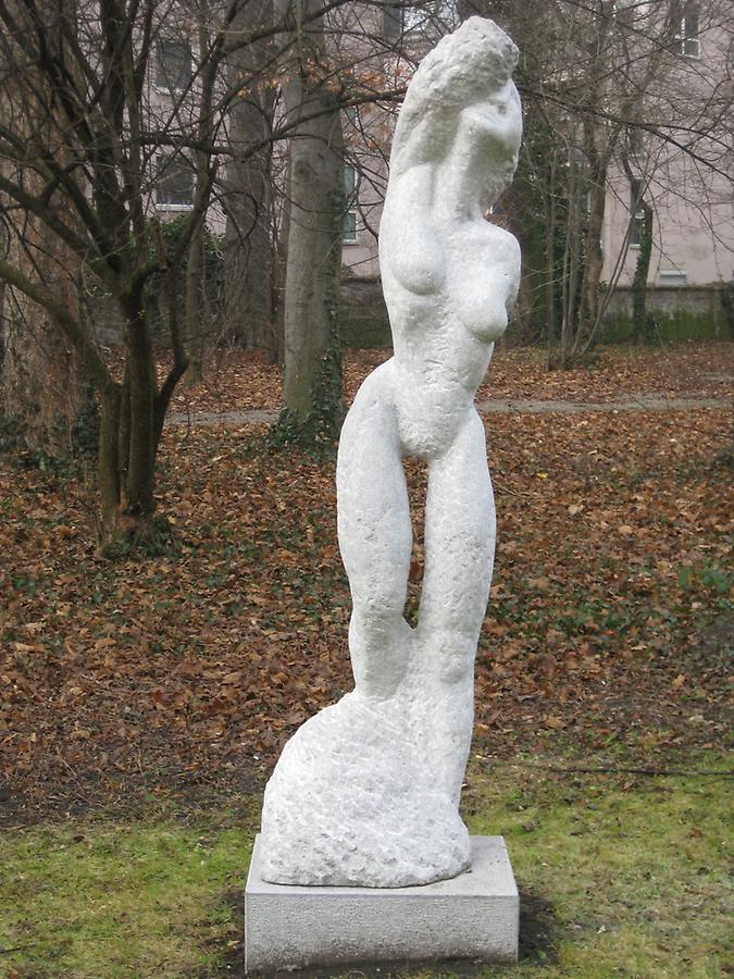 Plastik 'Gestreckte' von Ulrike Truger 1983