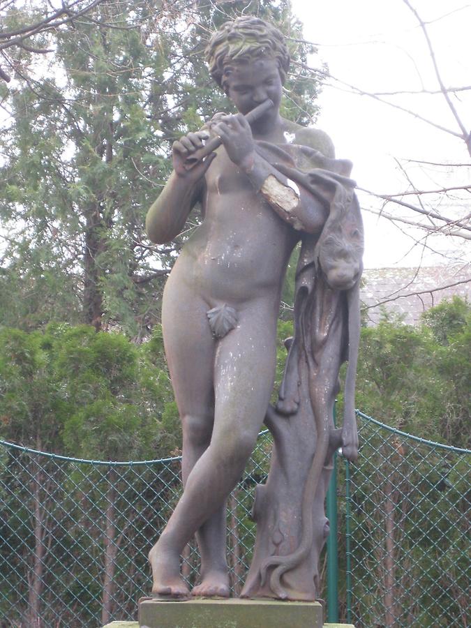 Statue 'Flötenspielender Knabe'