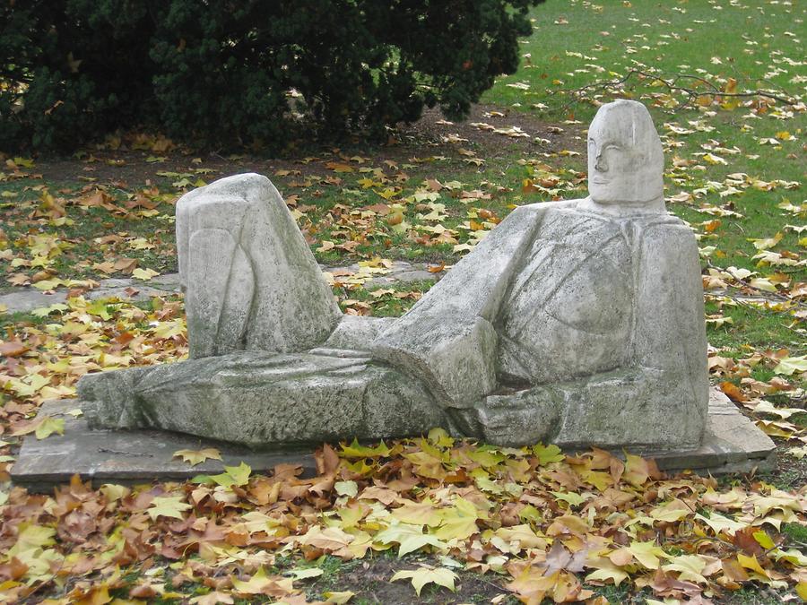 Skulptur 'Ruhender Fischer' von Heinz Leinfellner 1953