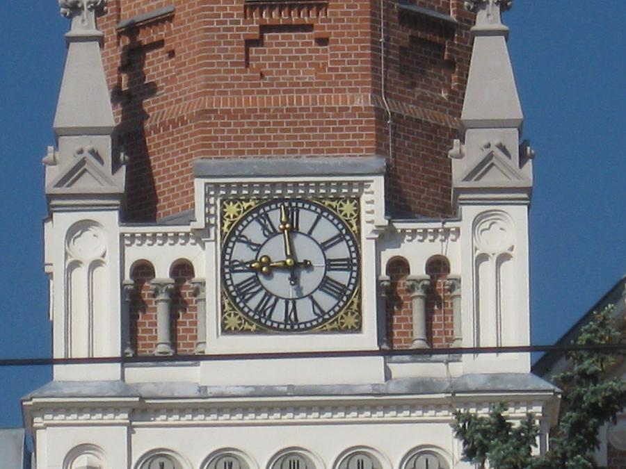 linke Kirchenuhr