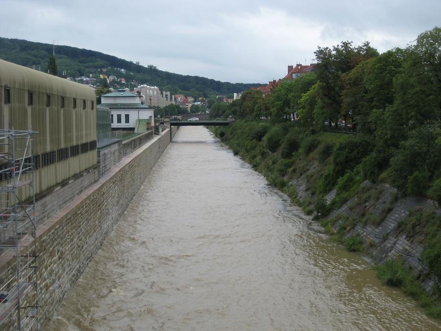 Wienfluß bei Hochwasser Richtung Westen vom Preindlsteg