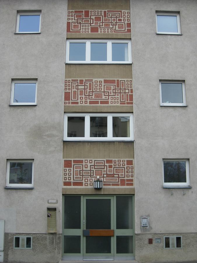 Ornamentales Stiegenhausrelief von Heinrich Tahedl 1965