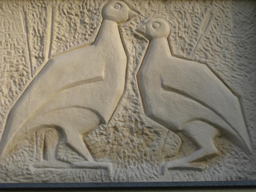 Steinrelief 'Rebhühner' von Gerhard Henisch