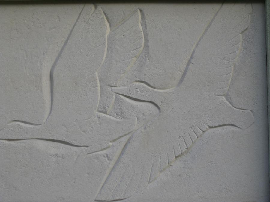 Steinrelief 'Wildenten' von Luise Wolf