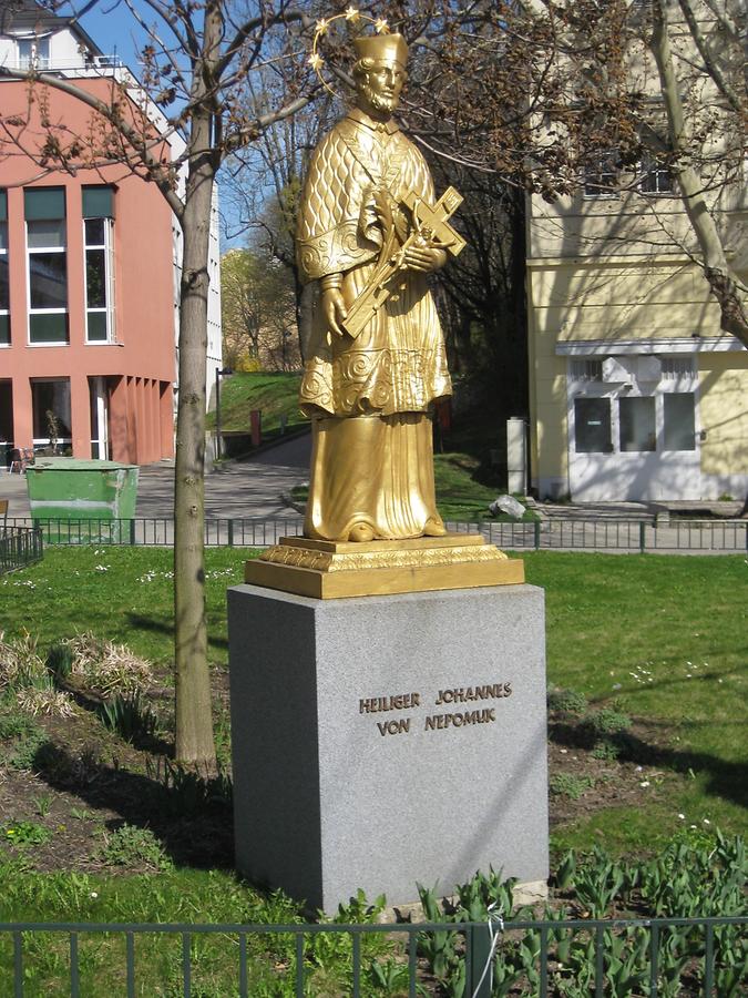 Hl. Johannes von Nepomuk-Statue (vor Konzilsgedächtniskirche)