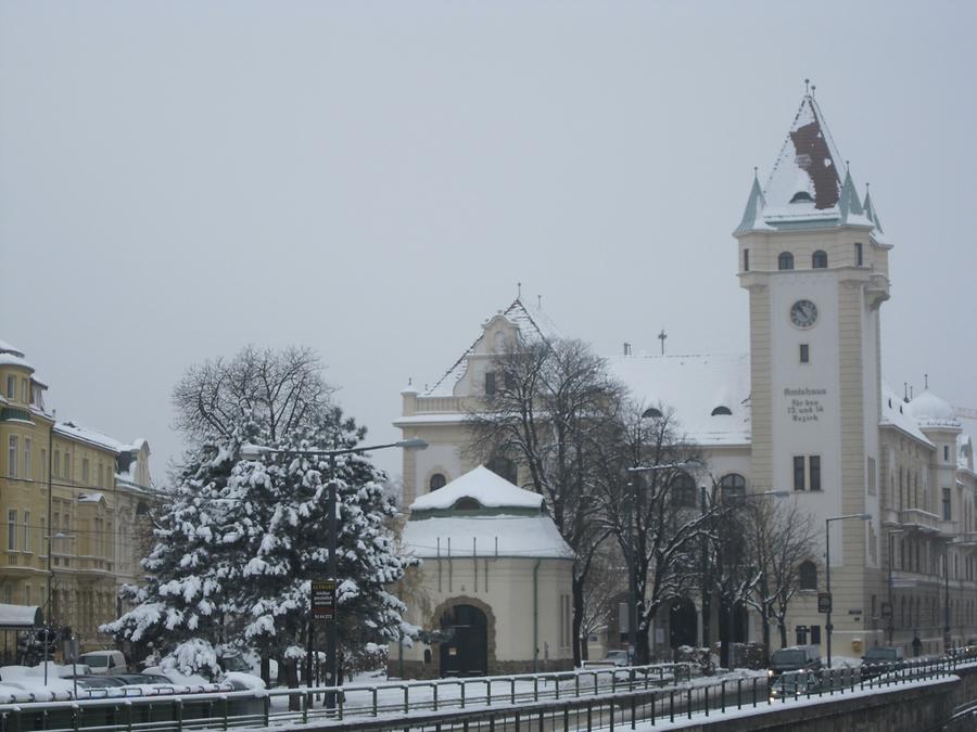 Amtshaus für den 13. Bezirk im Winter