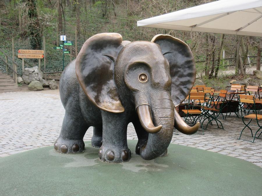 Bronzeskulptur Elefant von Gottfried Kumpf 2001