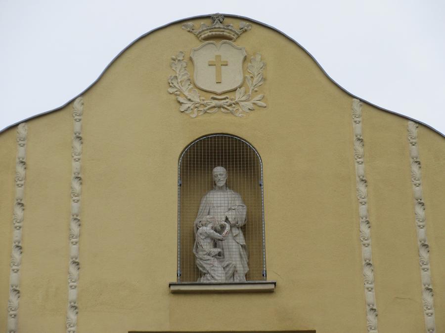 Rundbogennische mit Skulptur 'Kamillianer einen Kranken versorgend' -