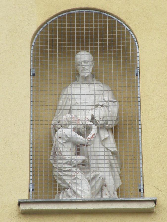 Rundbogennische mit Skulptur 'Kamillianer einen Kranken versorgend'