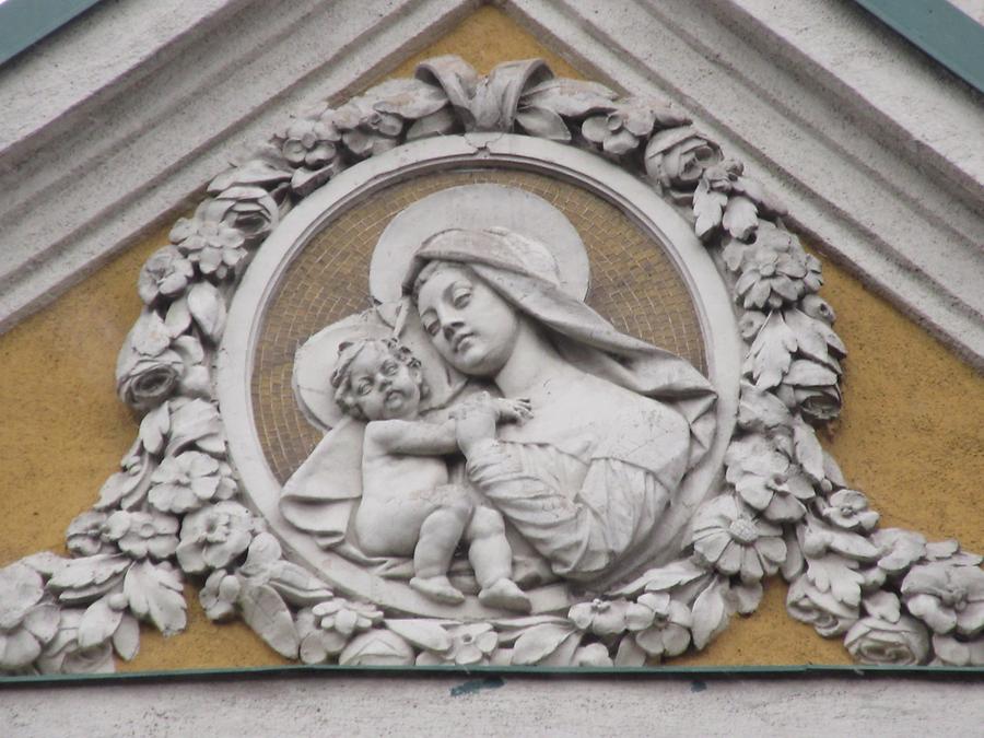 Giebelrelief 'Madonna mit Kind' Giebelrelief 'Madonna mit Kind'