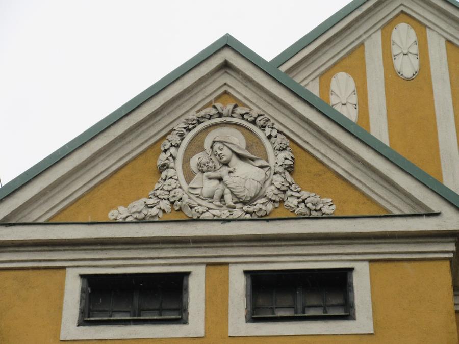 Giebelrelief 'Madonna mit Kind' Giebelrelief 'Madonna mit Kind'