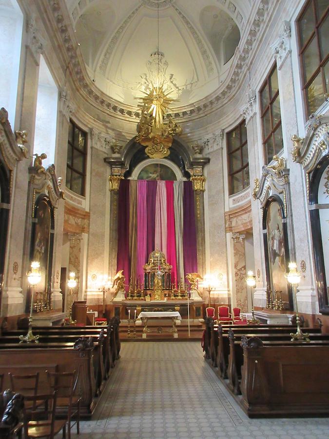 Altar mit Fastentuch verhüllt