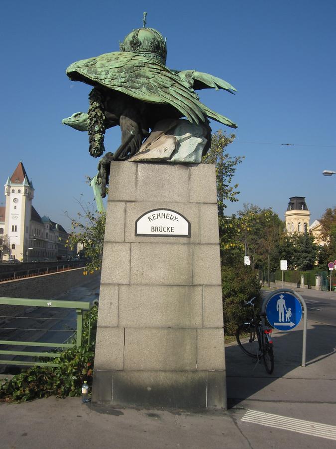 rechte Bronzeplastik Kaiserkrone getragen von Adler