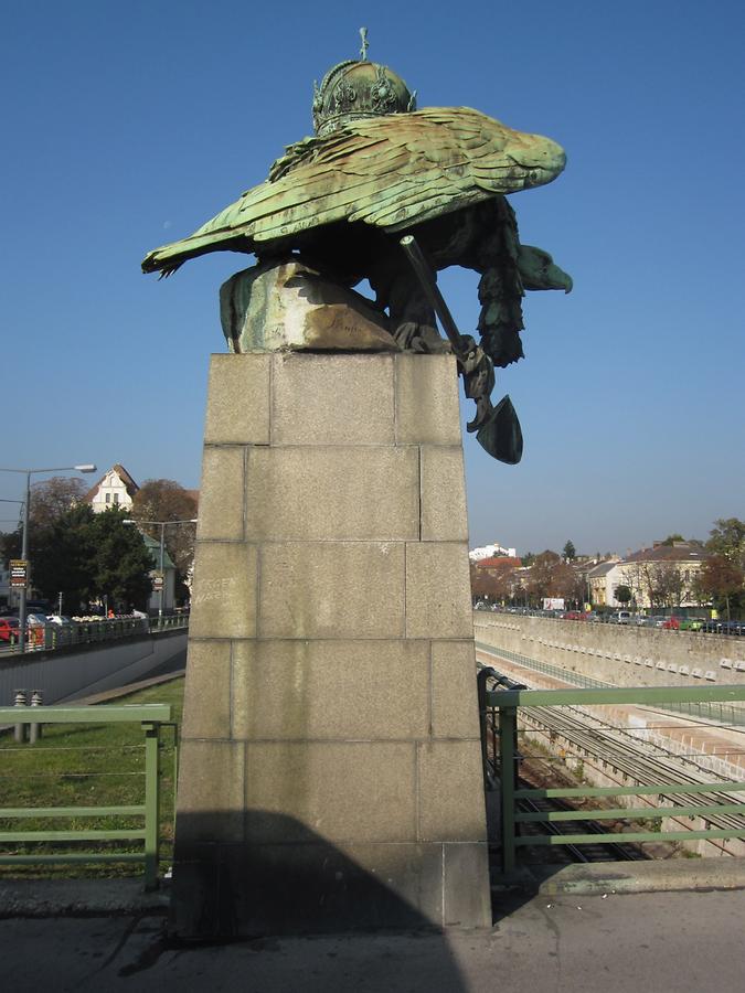 linke Bronzeplastik Kaiserkrone getragen von Adler